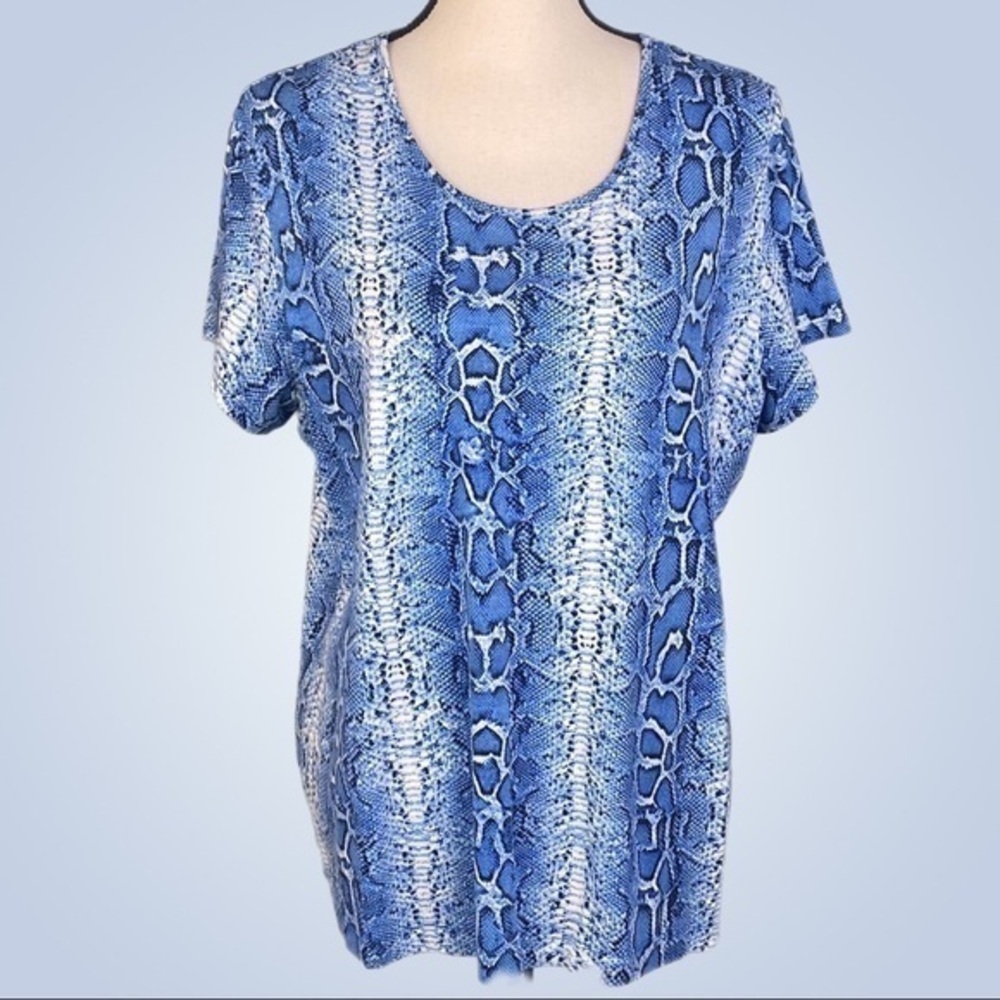 CHICO’S blue and white snakeskin short sleeve shirt in size “3”= XL/16. EUC